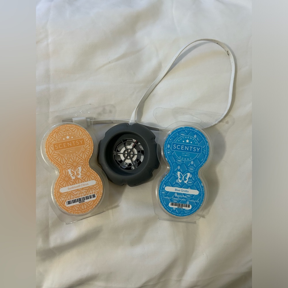 Scentsy  mini fan defuser with two brand new pod packs